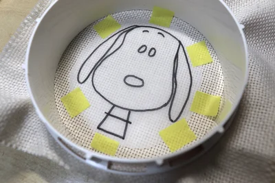 トレースした図案を布に張り付ける