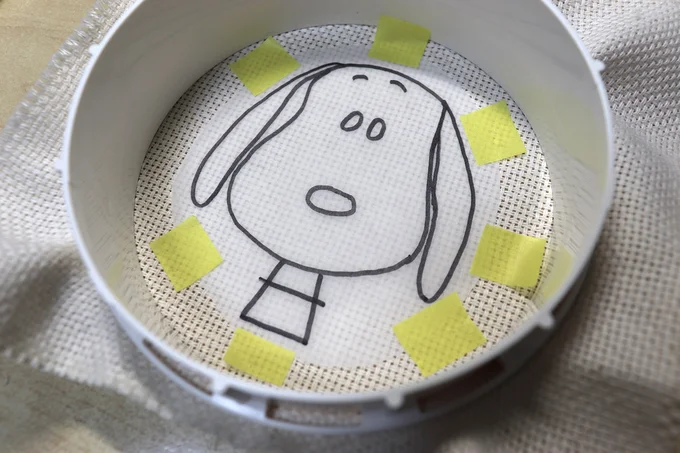 トレースした図案を布に張り付ける