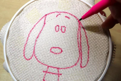 布を光に透かして、ペンでなぞる！