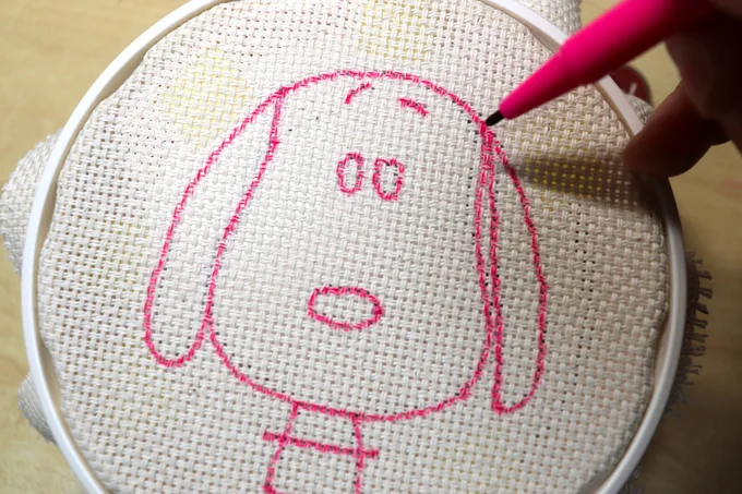 布を光に透かして、ペンでなぞる！