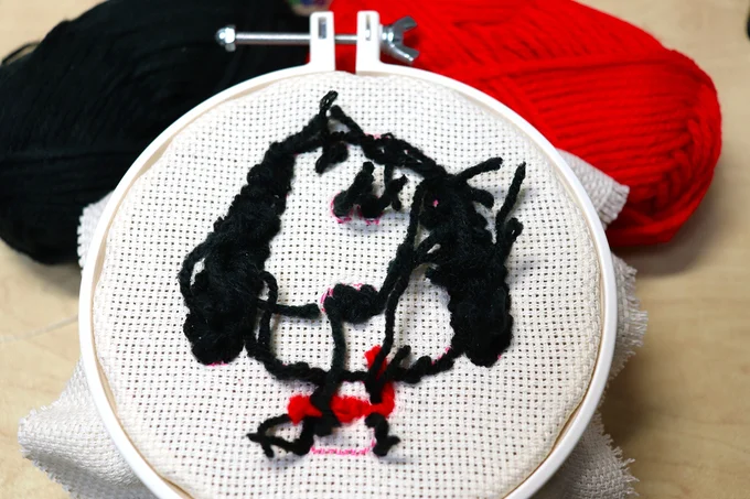 目と眉、耳、赤い首輪を仕上げたら輪郭が完成