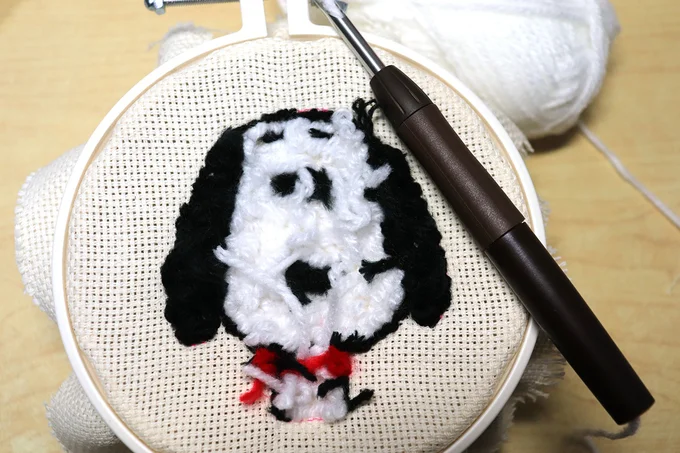顔の部分を白い毛糸で埋めていく！
