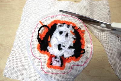 のりしろ部分に必要な余白を残し、はさみで切り取って行きます