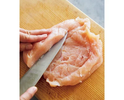 観音開きにして厚みを均一にすると少ない油でも揚げやすくなる