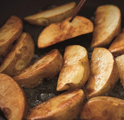 こんがりと色づいたら上下を返す