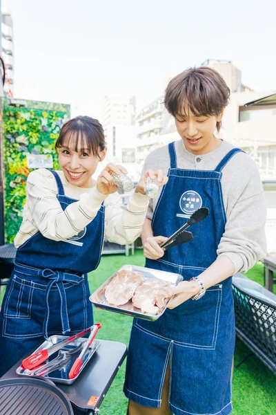 鶏肉に塩コショウを振るみきさん