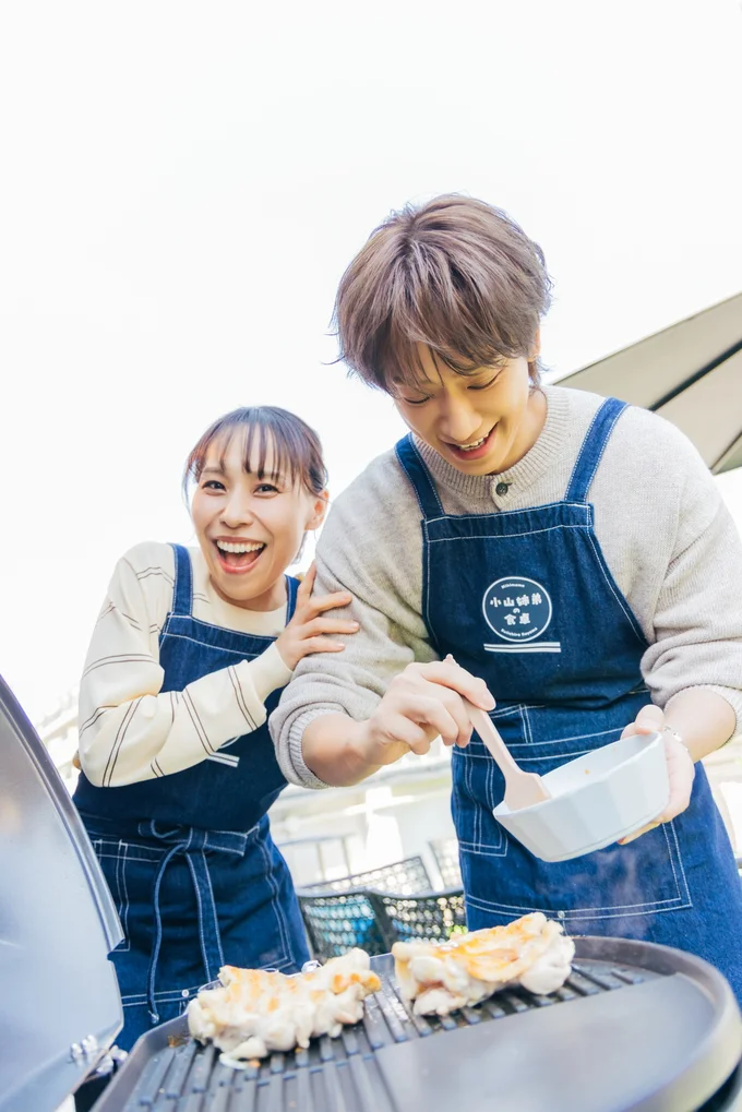 楽しそうにタレを塗りつける小山さん