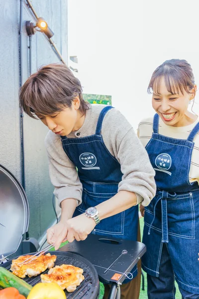 鶏肉に串を刺す小山さん