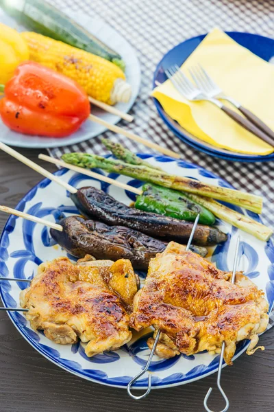 食欲をそそる、迫力のドデカ焼き鳥！　うま味たっぷりのタレをぜひお試しください♪