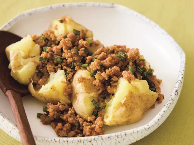 新じゃがの肉みそがけ