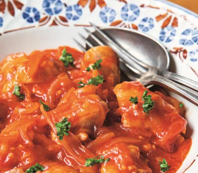 トマト缶感覚で煮ものにも使える！「トマトジュースを加えたほったらかし蒸し煮」