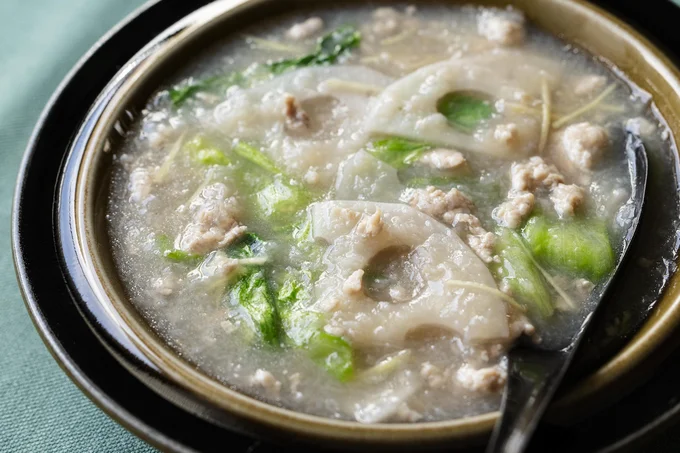 とろみがあってさめにくい「れんこんとひき肉のしょうがスープ」