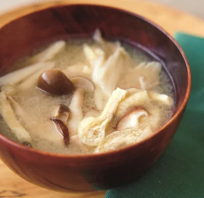 きのこと油揚げのみそ汁