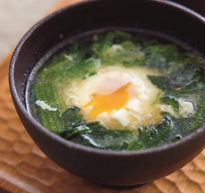 ほうれん草と落とし卵のみそ汁