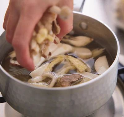 冷凍きのこ＆油揚げミックスふたつかみをどっさり入れるだけ！