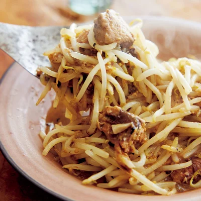 さっぱりとしたごまの風味があとを引く「もやしとさばのごま甘酢炒め」