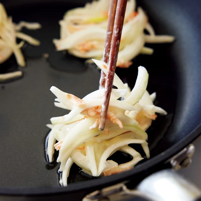 具材は箸で少しずつフライパンに入れて