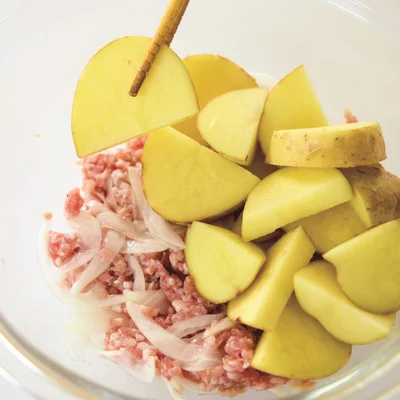 新じゃが、新玉ねぎ、ひき肉は一度にレンチン。新じゃがをかぶせることで均一に火が通り、肉もしっとりする。