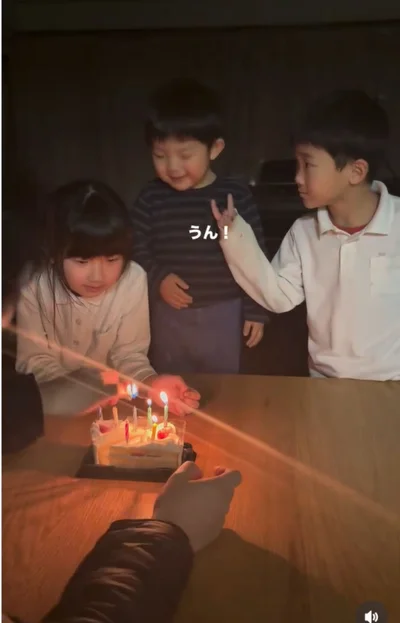 ろうそくの炎に目が釘付けの弟くん（⇒次へ）