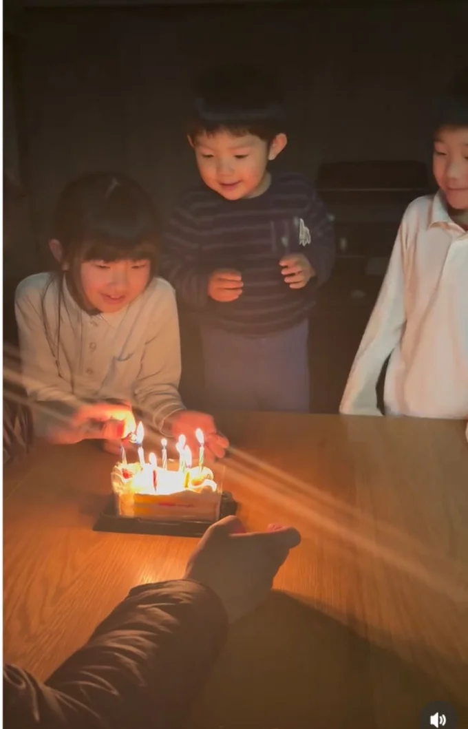 主役のお姉ちゃんが炎を吹き消す▶弟くんがケーキに顔を近づけようとすると…(⇒次へ)