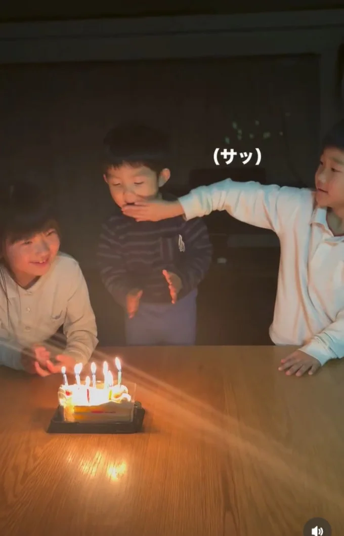 お兄ちゃんが手でカバーして阻止!▶主役が吹き消すことはできるのか!?(⇒次へ)