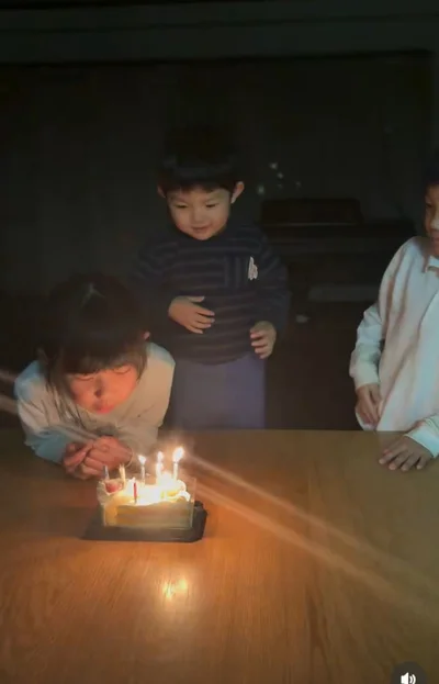 無事にお姉ちゃんが吹き消すことに成功▶部屋が暗くなり…（⇒次へ）