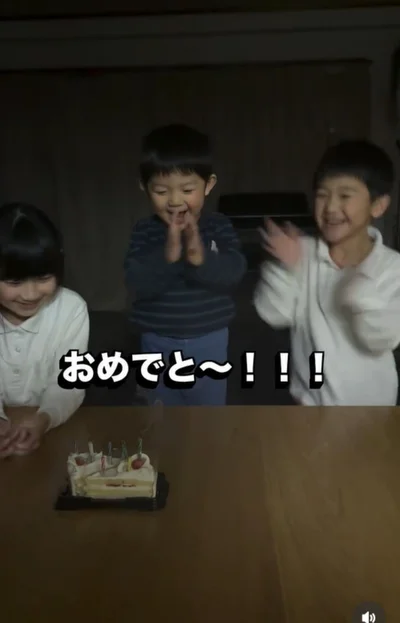 「おめでとう」の声が響く▶弟くんの念願が叶い…（⇒次へ）