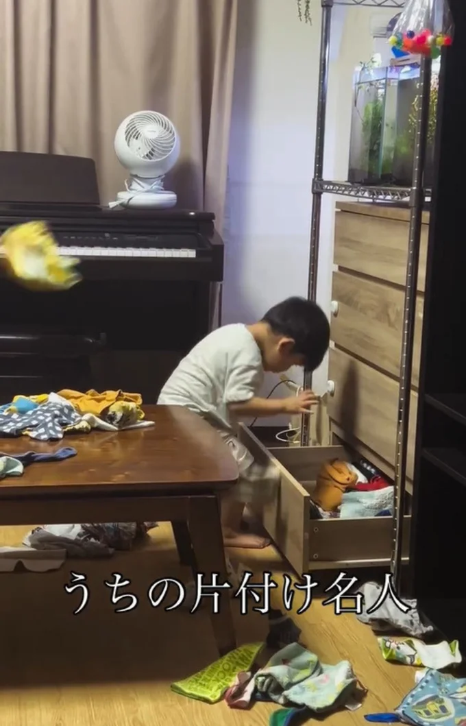 たんすから洋服を次々に出す弟くん▶ごはん中ですけど…(⇒次へ)