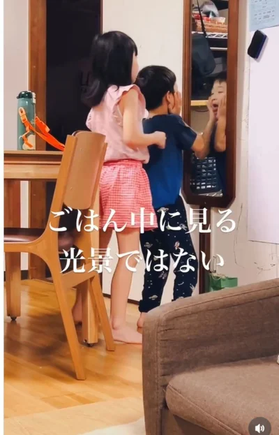 姿見の前で大はしゃぎするお姉ちゃんとお兄ちゃん▶パパも一緒に…（⇒次へ）