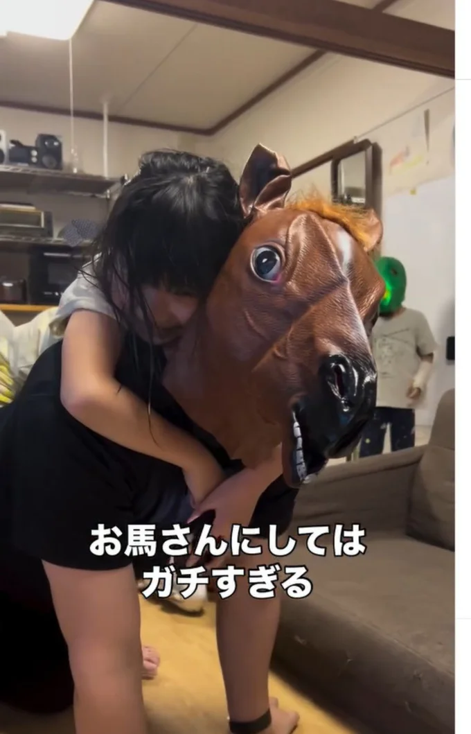 馬のかぶりものを身につけたパパ▶(次画像から予想外の出来事が起こる保育士時代をおもしろおかしく描いた『ただいま! 保育士でこ先生』が読めます)