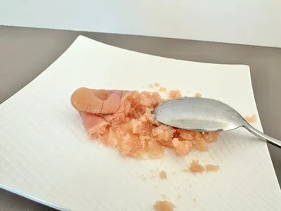 たらこの薄皮をはごうとすると、粒が広がって大惨事（▶手やまな板を汚さない方法とは…）