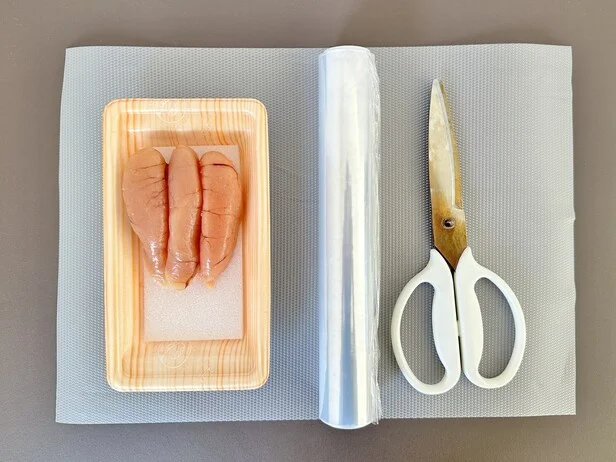 準備するものは、ラップとキッチンバサミ（▶手順をチェック）