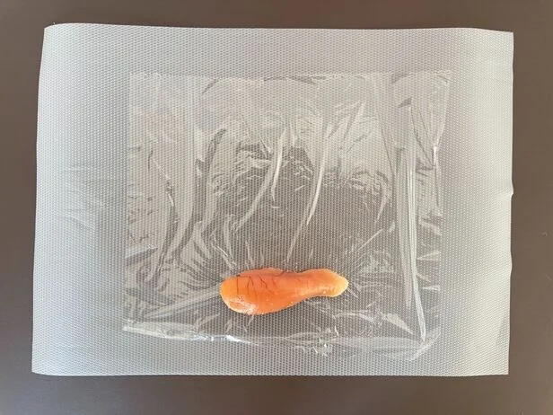 たらこをラップの端の方に置きます（▶次へ）