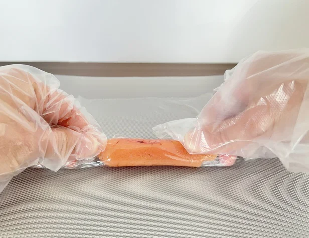 ラップをたらこに密着させるように、きつめに巻いて…（▶次へ）