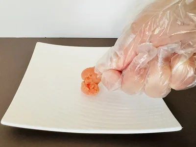 切り口に向かって、たらこを絞り出すように指で押しましょう（▶結果は…）