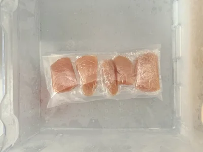 たらこをラップで包み、フリーザーバッグに入れて冷凍庫で凍らせます（▶次へ）