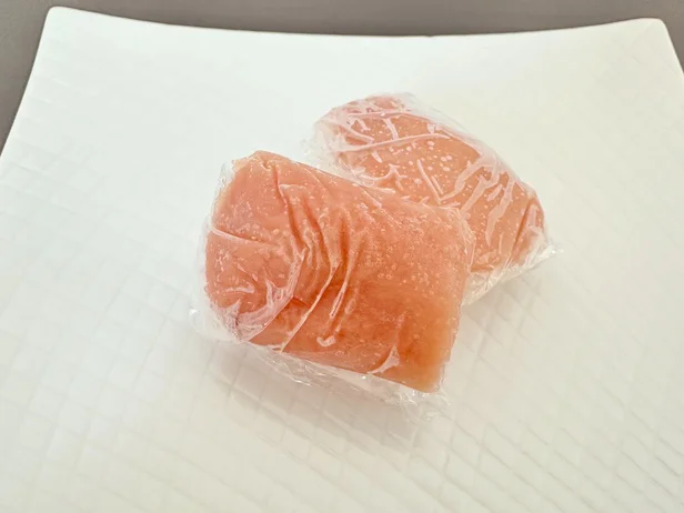 凍ったたらこを取り出し、ラップを外します（▶次へ）