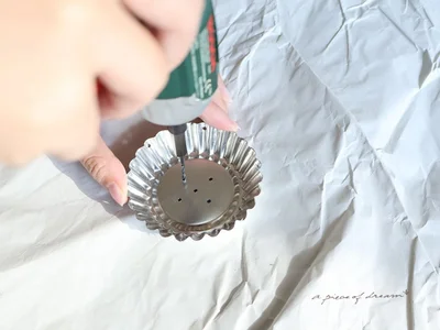 マドレーヌの型に穴をあけます　▶さらにかわいくするには