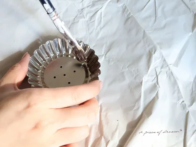 茶色のペンキで塗装　▶次はワイヤーをカットします