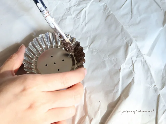 茶色のペンキで塗装　▶次はワイヤーをカットします