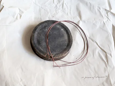 アルミワイヤーを3本　▶マドレーヌ型と組み合わせます