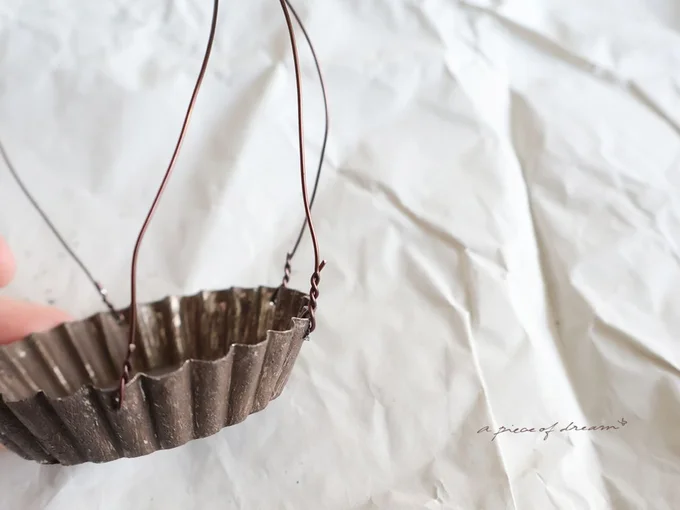 穴にワイヤーを通して、適当にねじって固定します　▶あと少し