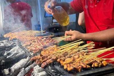 濃厚で甘辛いピーナッツソースが絶品「サテー」