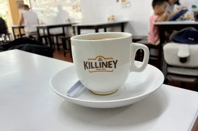 ブラックコーヒーにコンデンスミルクを加えたコーヒー（コピ）