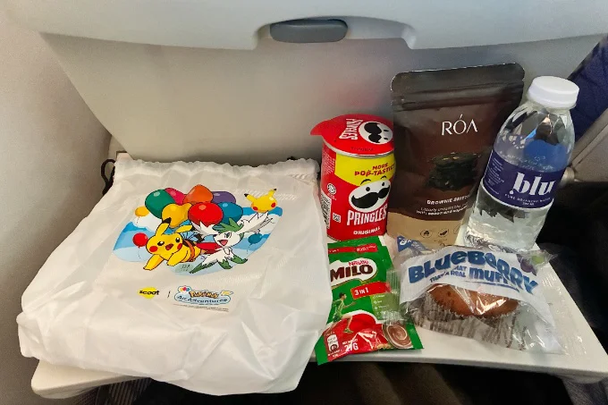 スナック3種、水、温かいお飲み物がセットになった便利なパック