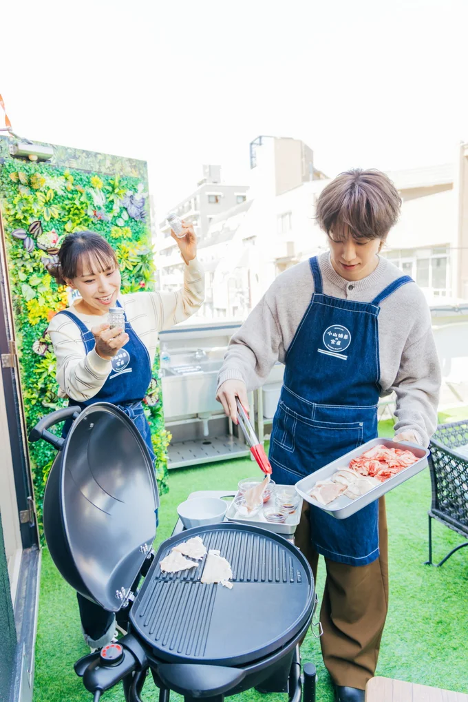 お肉を並べる小山さん