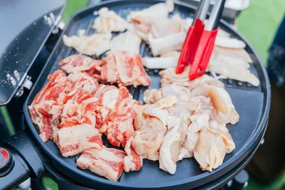 バーベキューグリルに目一杯のお肉たち