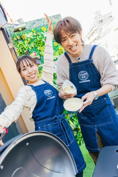 笑顔のみきさん、困惑する小山さん