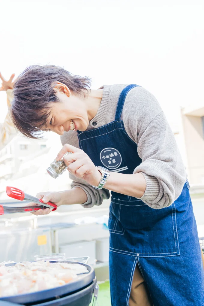 グリルに放置される小山さん（すみません）