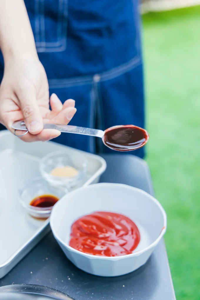 ソースの材料を合わせます